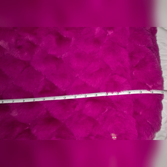 OLIVER THOMAS: Vegan Fluffy Fur Raspberry Tote & Matching Clip-on Interior Pouch - Picture 14 of 16